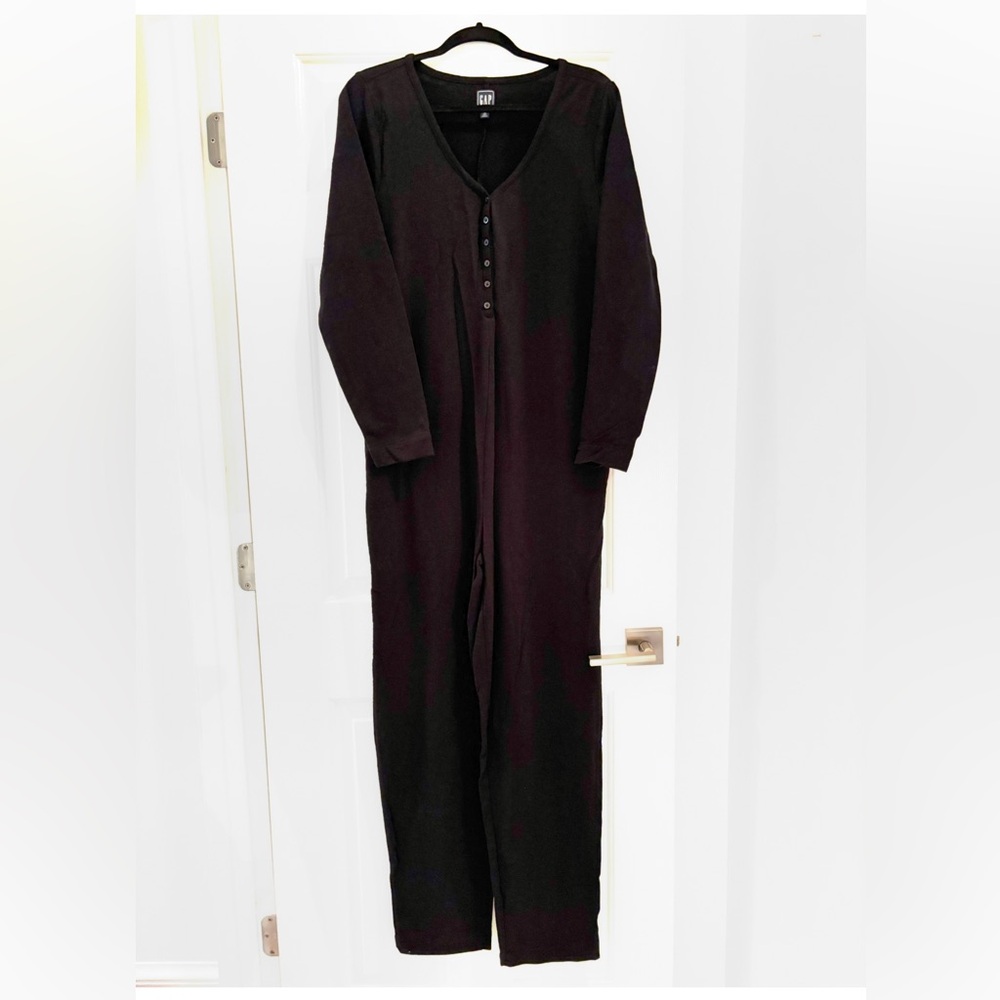 GAP black jumpsuit with pockets! Medium Tall. Great dorm wear!